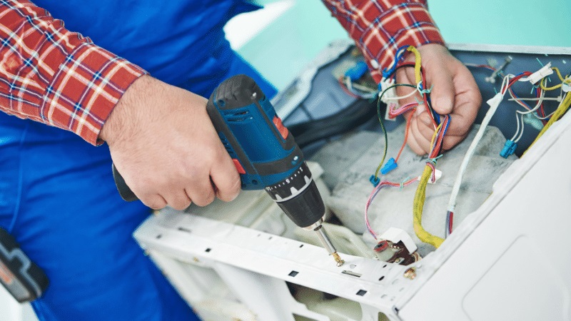 İzmit Mitsubishi Mitsubishi çamaşır makinesi kart tamiri – Su almama arızası orijinal parça ile giderildi. - Teknik servis örneği